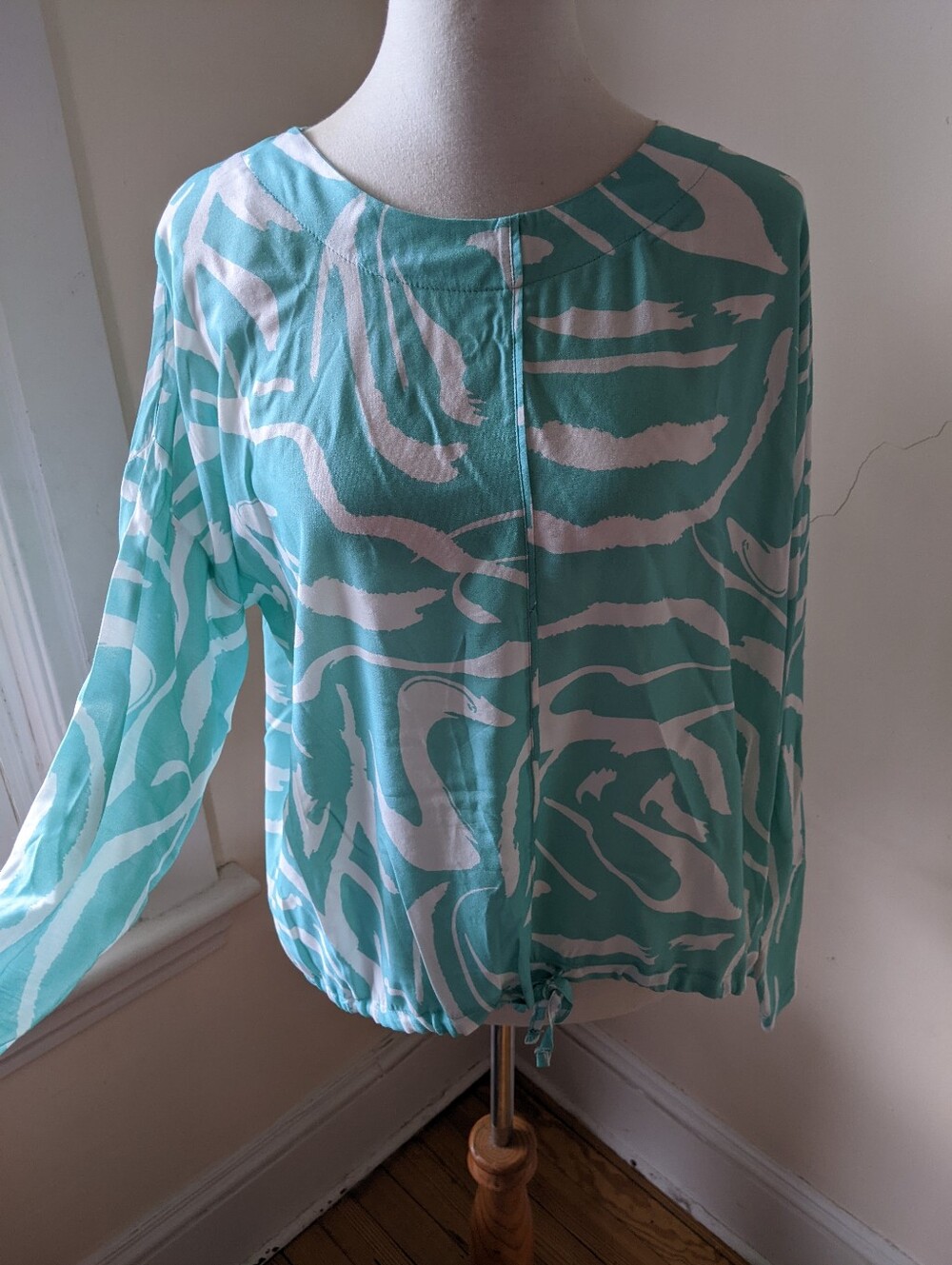Lea H. Women’s Aqua & White Printed Long Sleeve Top L
